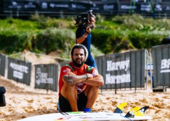 Falta de ondas adia etapa australiana do Circuito Mundial de Surfe