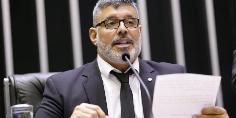 Projeto prevê gratuidade no fornecimento de água, luz e gás para imóveis comerciais no lockdown