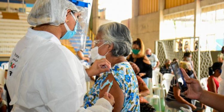 Covid-19: 1,5 milhão de brasileiros estão com segunda dose atrasada