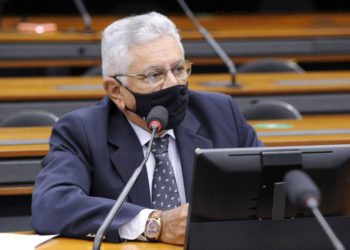 Idosos e caminhoneiros de baixa renda podem ficar isentos de taxas de renovação da CNH