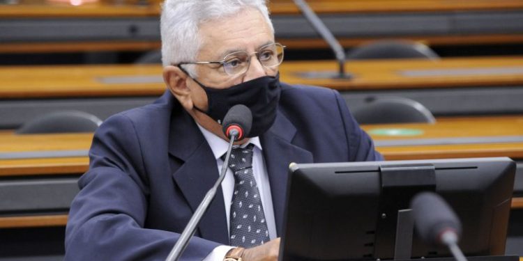 Idosos e caminhoneiros de baixa renda podem ficar isentos de taxas de renovação da CNH