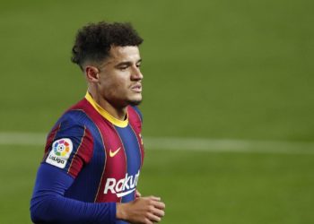 Coutinho passa por cirurgia no joelho com médico da seleção brasileira