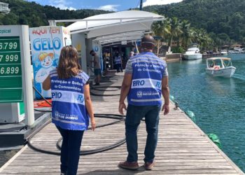 Procon e ANP fiscalizam postos marítimos e flutuantes, lacrando 10 bicos de combustíveis. Posto de Angra foi averiguado