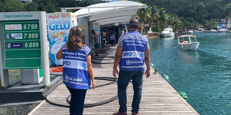 Procon e ANP fiscalizam postos marítimos e flutuantes, lacrando 10 bicos de combustíveis. Posto de Angra foi averiguado
