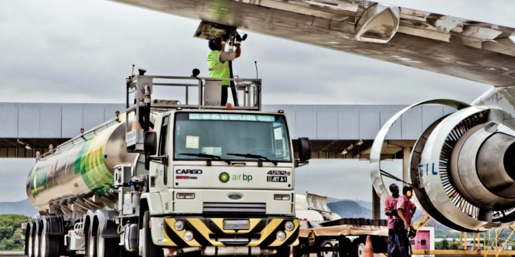 Castro sanciona lei que reduz imposto sobre querosene de aviação