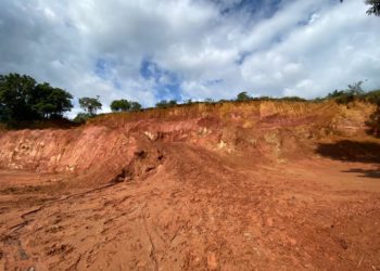 Após denúncia, polícia encontra terreno desmatado e com extração irregular de substância mineral em Paraty
