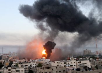 Tropas israelenses se posicionam na fronteira da Faixa de Gaza