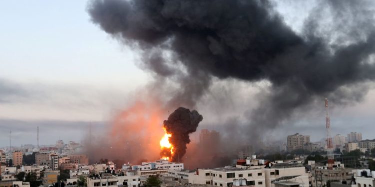 Tropas israelenses se posicionam na fronteira da Faixa de Gaza