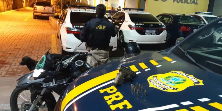 PRF apreende pistola 9mm HS9 e moto furtada