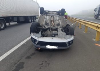 Motorista perde o controle do veículo e capota na Dutra em Porto Real