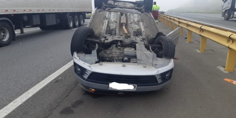 Motorista perde o controle do veículo e capota na Dutra em Porto Real