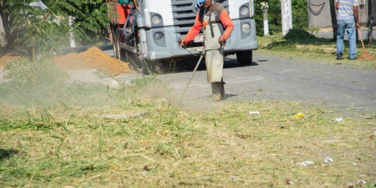 Bairro Colinas em Porto Real recebe mutirão de limpeza