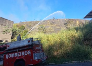 Bombeiros tentam conter queimada criminosa em área de mata no Centro de BM