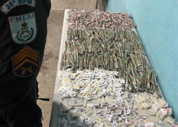 PM e P2 apreendem maconha e cocaína em área de mata no Beco do Val, no Santo Agostinho