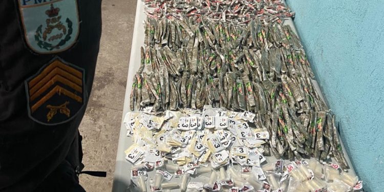 PM e P2 apreendem maconha e cocaína em área de mata no Beco do Val, no Santo Agostinho