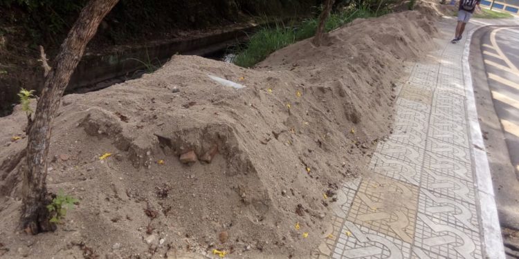 Presos suspeitos de extrair areia em córrego próximo ao Zoo