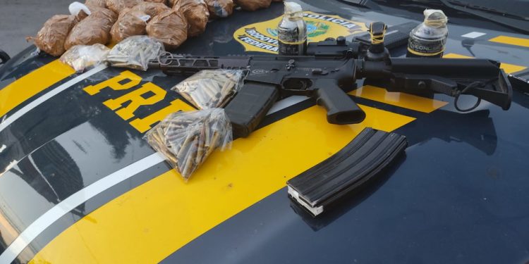 PRF prende homem com fuzil, granada, munição e cocaína em Barra Mansa