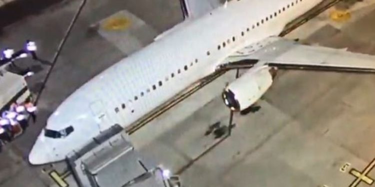 Avião com 106 brasileiros deportados do EUA pousa hoje em BH