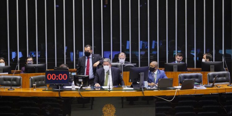 Plenário da Câmara aprova MP que viabiliza privatização da Eletrobras