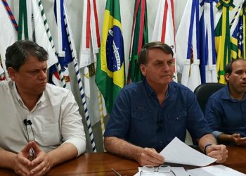 Bolsonaro negocia mudanças em projeto que muda ICMS sobre combustíveis