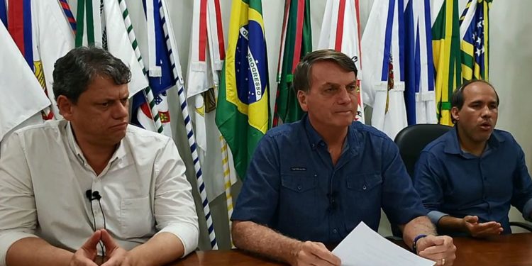 Bolsonaro negocia mudanças em projeto que muda ICMS sobre combustíveis