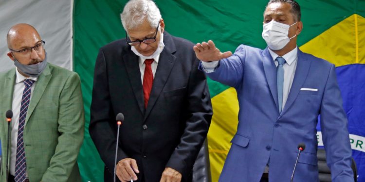 Prefeito interino de Itatiaia toma posse na Câmara