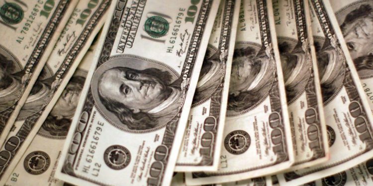Dólar fecha a R$ 4,97 e tem maior queda trimestral em 12 anos