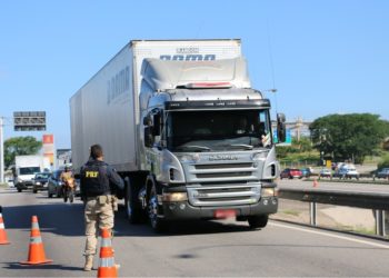 PRF e ANTT realizam fiscalização de peso e dimensões em Resende