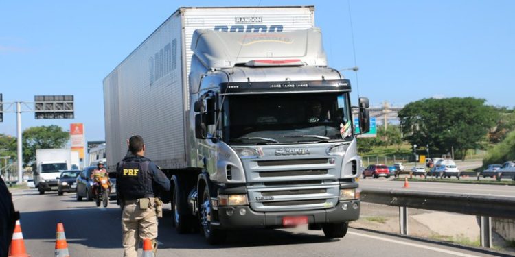 PRF e ANTT realizam fiscalização de peso e dimensões em Resende