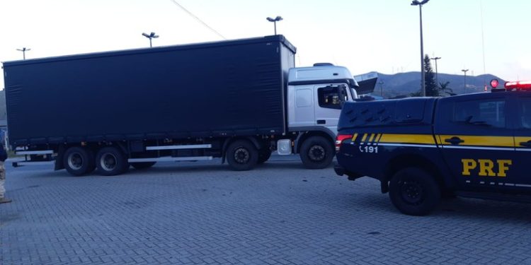 PRF apreende mais de 19 mil garrafas de cervejas em Itatiaia