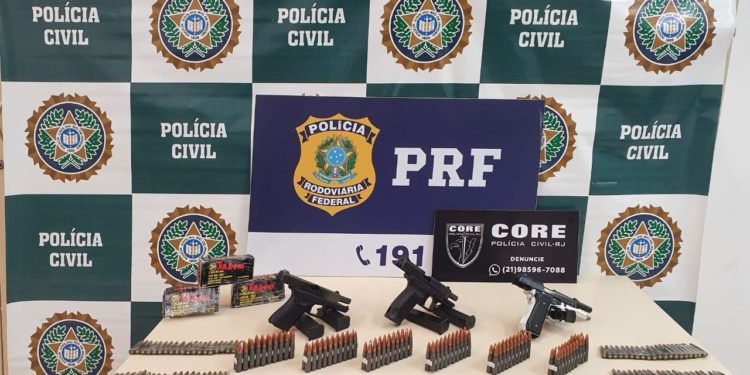 PRF e Polícia Civil apreendem pistolas e munições de fuzil na Via Dutra em Itatiaia
