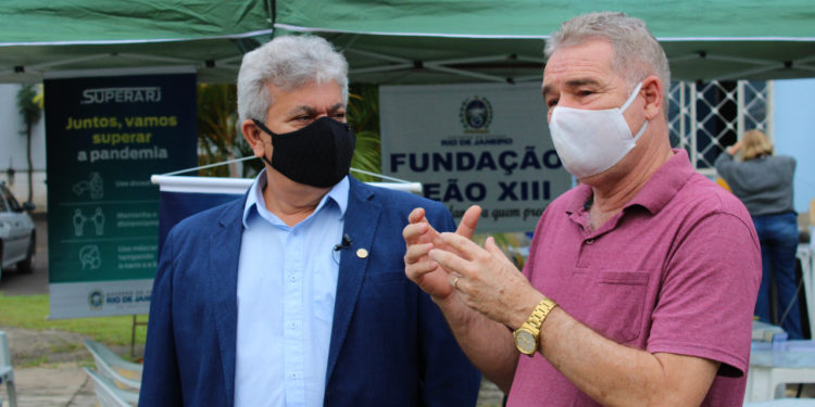 Deputado Marcelo Cabeleireiro participa de entrega de cartões do SuperaRJ