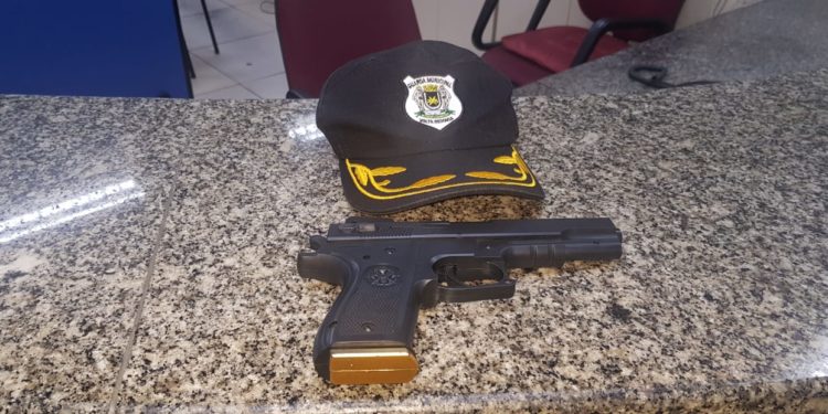 Guarda Municipal flagra homem e adolescentes com réplica de arma de fogo em Volta Redonda﻿