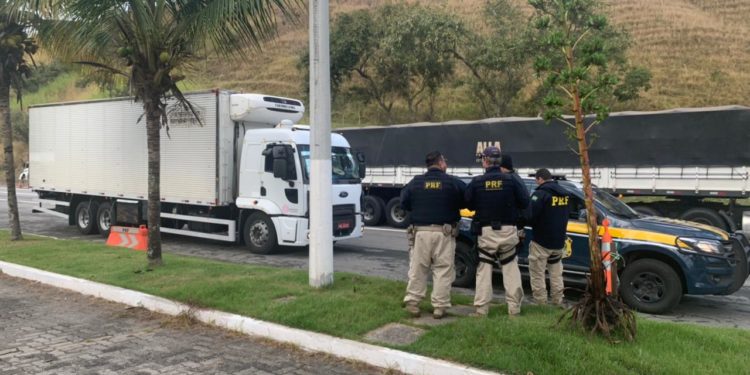 Carga de 1.117.250 de vacinas contra o Covid-19 cruza o Sul Fluminense