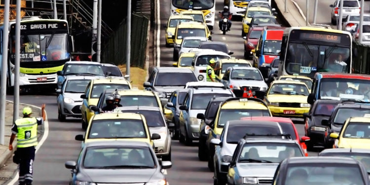 Estado do Rio registra alta de 21% na circulação de veículos