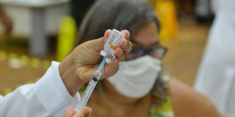 Covid-19: Rio suspende vacinação de grávidas por falta de doses