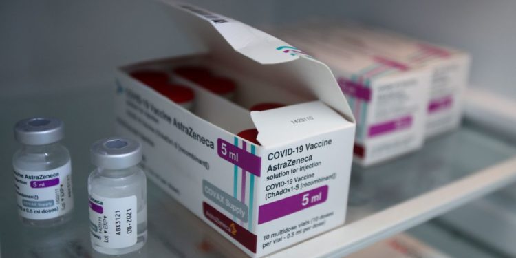 Anvisa autoriza análise da eficácia de dose de reforço da AstraZeneca