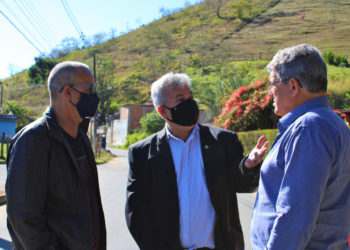 Marcelo Cabeleireiro recebe projeto de asfalto para distrito de Rio Claro