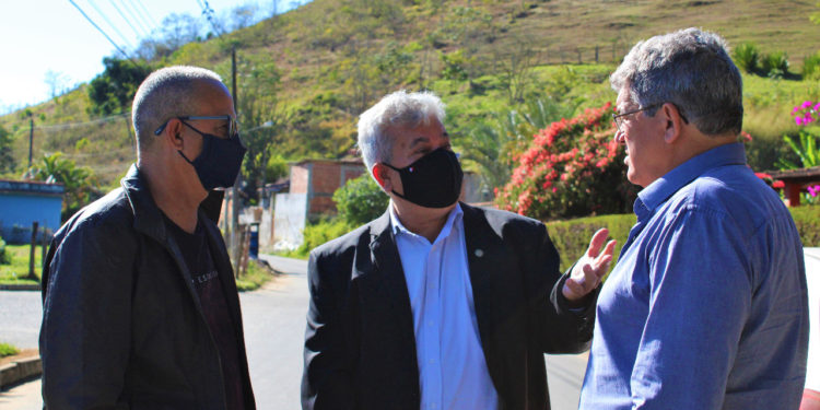 Marcelo Cabeleireiro recebe projeto de asfalto para distrito de Rio Claro