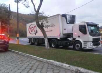 PRF livra motorista de sequestro e recupera carreta de carne roubada em posto de gasolina de Barra Mansa