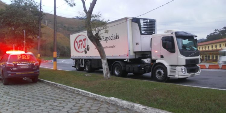PRF livra motorista de sequestro e recupera carreta de carne roubada em posto de gasolina de Barra Mansa