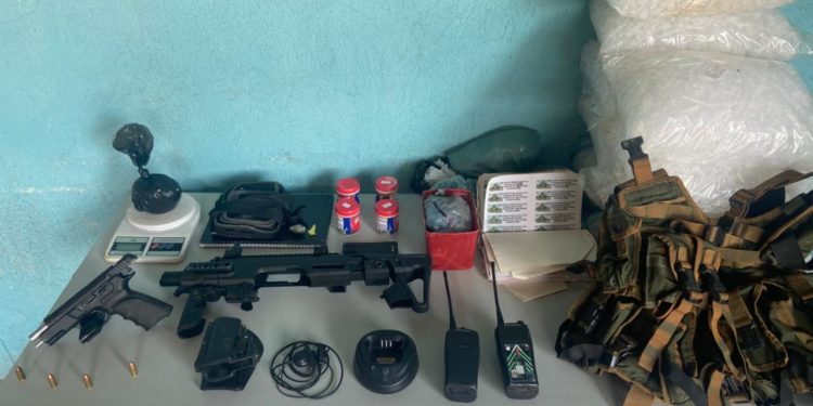 VR: gerente do tráfico é preso com equipamento que transforma pistola em submetralhadora