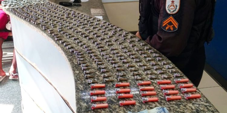 Traficante é preso com 280 pinos de cocaína e 60 sacolés de maconha no Santa Clara