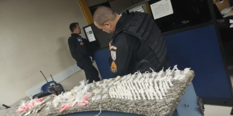 PM apreende 231 pinos de cocaína em Volta Redonda