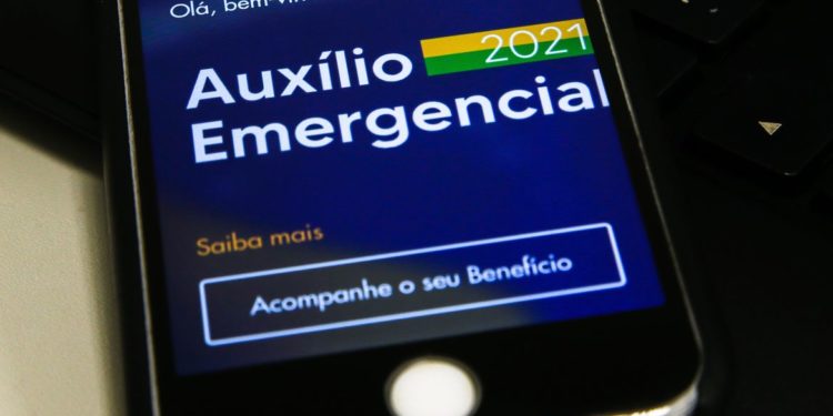 Auxílio emergencial: caixa paga hoje a nascidos em março