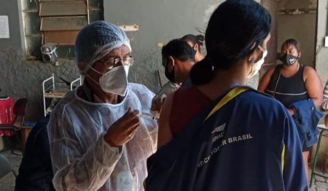 Funcionários da coleta seletiva de Barra do Piraí são vacinados contra o Covid-19