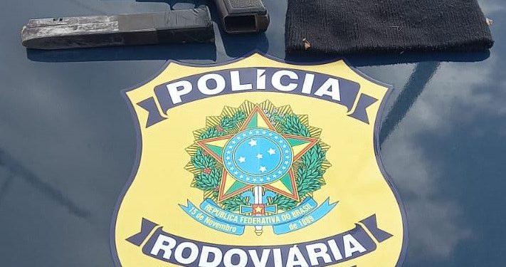 PRF evita arrastão em São Gonçalo e recupera uma arma da Polícia Federal da Argentina