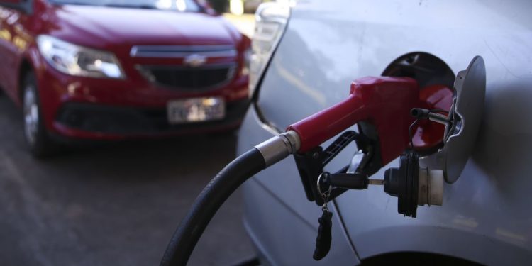 Operação autua 641 postos de combustível em 26 unidades federativas