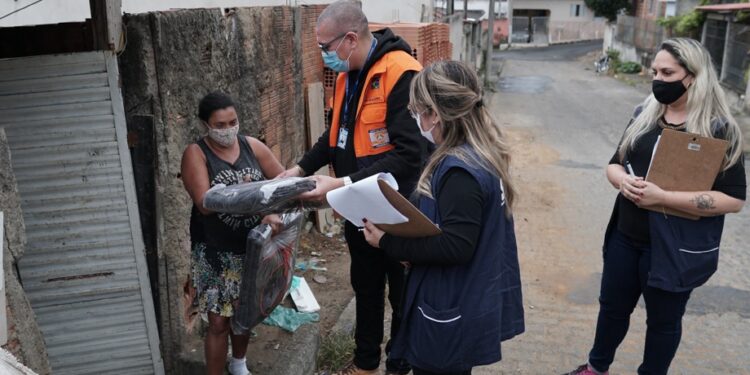 Frente fria: Pinheiral distribui cobertores para moradores em situação de vulnerabilidade