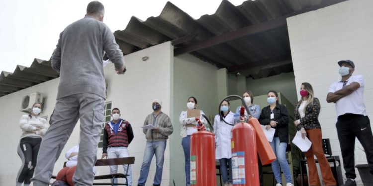 Funcionários da UPA Leste e Centro são treinados no combate a incêndio